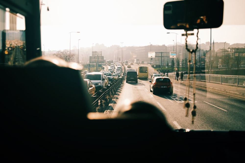 Widok z okna autokaru na autostradę o świcie