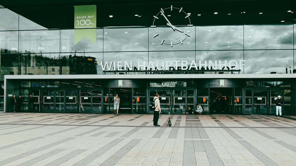 Nowoczesny dach głównego dworca kolejowego w Wiedniu