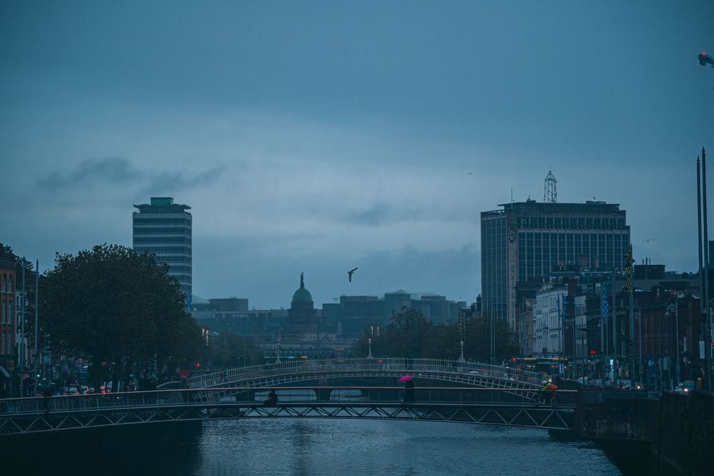 Rzeka Liffey w Dublinie z mostem w jesienny wieczór