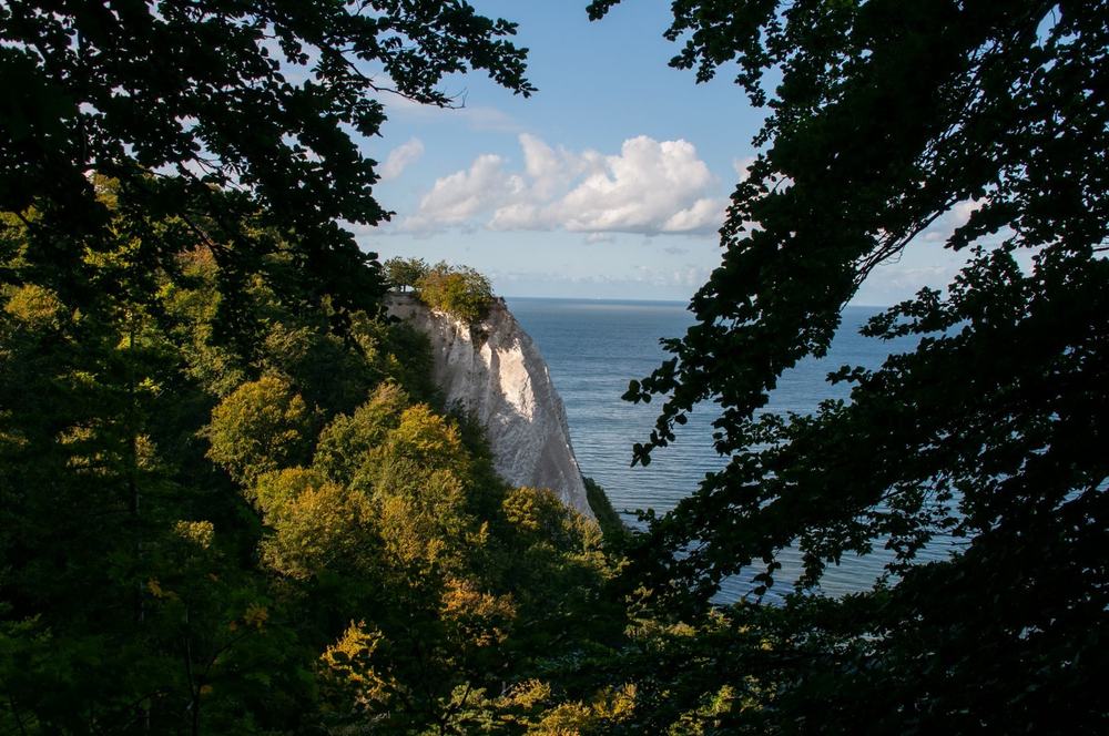 Plaża nad Bałtykiem na Rugii z białymi kredowymi klifami