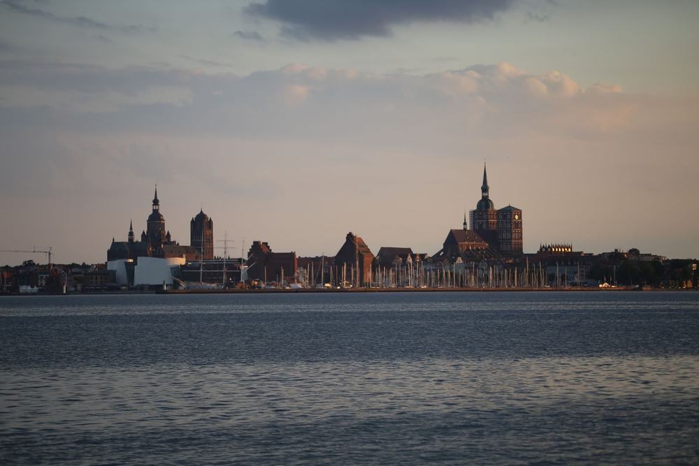 Ceglany gotycki kościół i port na starym mieście w Stralsundzie