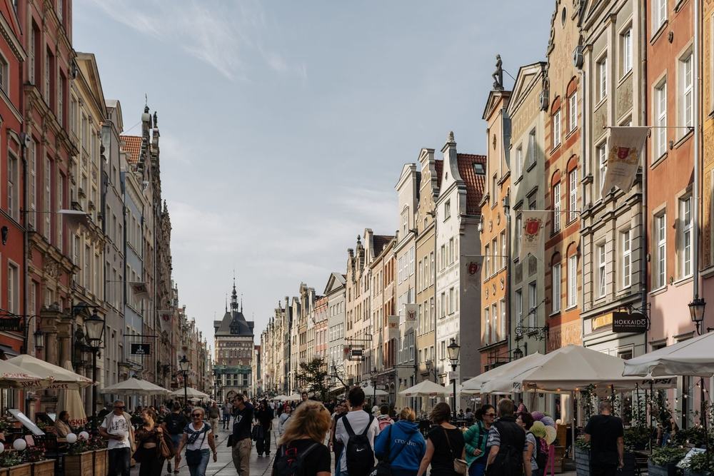 Kolorowe fasady kamienic przy Długim Targu w Gdańsku rano