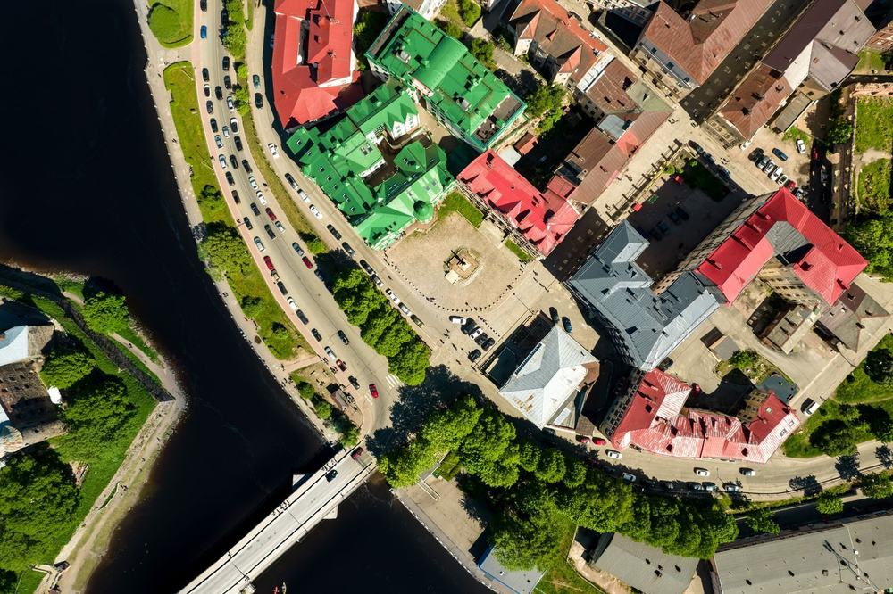 Ulica na wileńskim Zarzeczu z rzeką i małym mostem